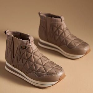 Like New Teva ReEmber Mid Platform Boot